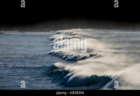 Haut vent Vagues Pulvérisation Newquay Cornwall UK Fistral Nord météo Banque D'Images