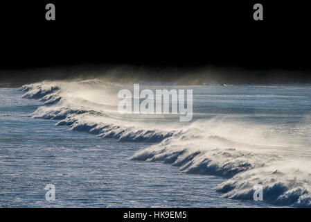 Haut vent Vagues Pulvérisation Newquay Cornwall UK Fistral Nord météo Banque D'Images