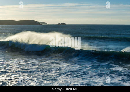 Haut vent Vagues Pulvérisation Newquay Cornwall UK Fistral Nord météo Banque D'Images