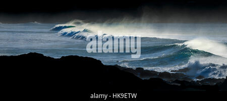 Vue panoramique grand vent Vagues Pulvérisation Newquay Cornwall UK Fistral Nord météo Banque D'Images