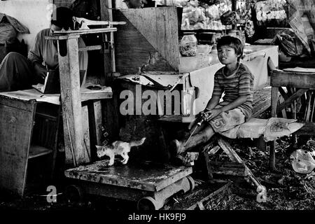 Les charognards à la décharge de Payatas dans la région métropolitaine de Manille, aux Philippines. Banque D'Images