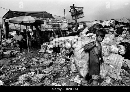 Les charognards à la décharge de Payatas dans la région métropolitaine de Manille, aux Philippines. Banque D'Images