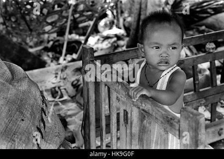 Les charognards à la décharge de Payatas dans la région métropolitaine de Manille, aux Philippines. Banque D'Images