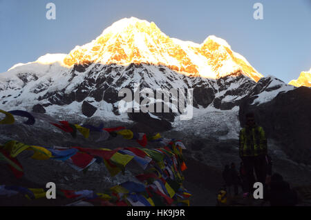 L'aube sur la montagne Annapurna Sud de l'Annapurna Base Camp (ABC), sanctuaire de l'Annapurna Himalaya, Népal, Asie. Banque D'Images