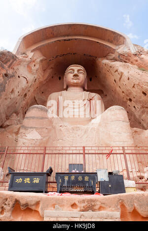La grande statue du Bouddha Maitréya, l'article 20.6m de haut, à la caverne n° 5 de Xumi grottes Shan. Sanying, Guyuan, Ningxia, Chine Banque D'Images