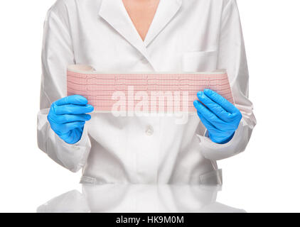 Femme médecin en blouse blanche et gants bleu sur papier les résultats de l'ECG holding against white background Banque D'Images