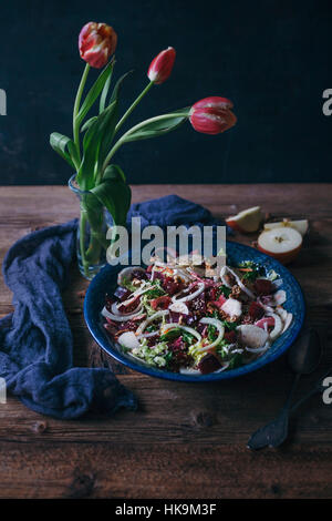 Betterave, salade de fenouil et de pommes dans un grand bol de service Banque D'Images