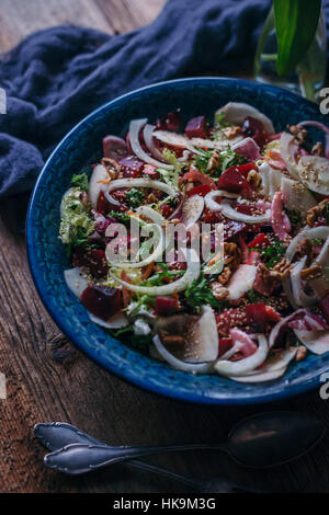 Betterave, salade de fenouil et de pommes dans un grand bol de service Banque D'Images