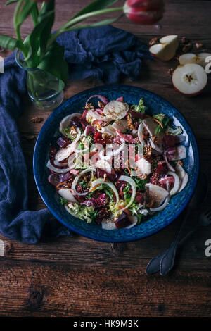 Betterave, salade de fenouil et de pommes dans un grand bol de service Banque D'Images