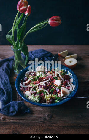 Betterave, salade de fenouil et de pommes dans un grand bol de service Banque D'Images