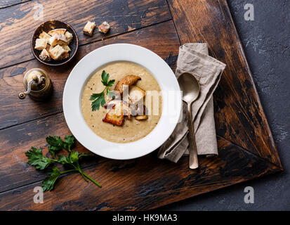 Soupe de crème avec des croûtons champignons porcini sur table en bois Banque D'Images