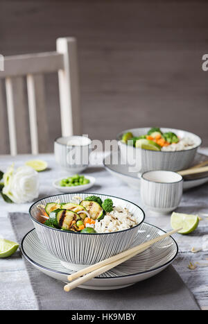 Riz Basmati aux légumes sur fond gris Banque D'Images