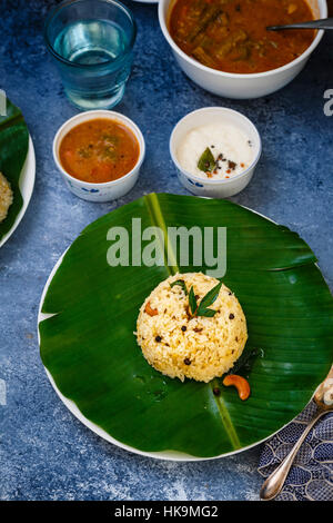 Le petit-déjeuner, un plat indien du sud Ven Pongal servi avec un chutney de noix de coco et Sambar Banque D'Images