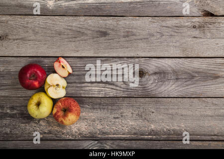 La pomme sur l'ancienne table en bois gris 500x500 Banque D'Images