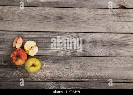 La pomme sur l'ancienne table en bois gris 500x500 Banque D'Images