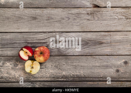 La pomme sur l'ancienne table en bois gris 500x500 Banque D'Images