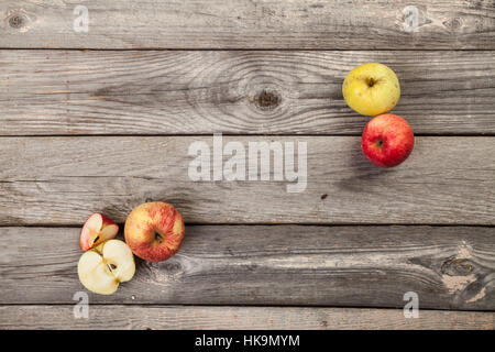 La pomme sur l'ancienne table en bois gris 500x500 Banque D'Images