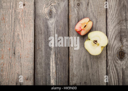 La pomme sur l'ancienne table en bois gris 500x500 Banque D'Images