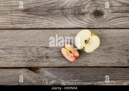 La pomme sur l'ancienne table en bois gris 500x500 Banque D'Images