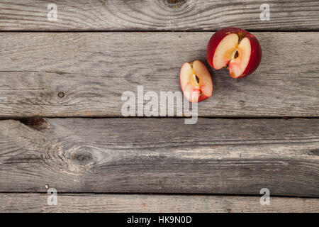 La pomme sur l'ancienne table en bois gris 500x500 Banque D'Images