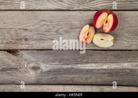 La pomme sur l'ancienne table en bois gris 500x500 Banque D'Images