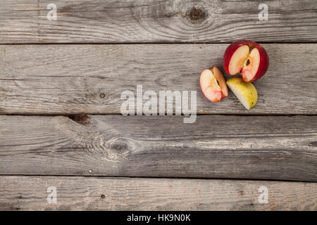 La pomme sur l'ancienne table en bois gris 500x500 Banque D'Images