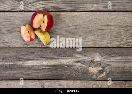 La pomme sur l'ancienne table en bois gris 500x500 Banque D'Images