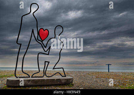 Sculpture dédiée à l'amour sur la plage le long de la mer Noire à Batumi, Géorgie. Banque D'Images