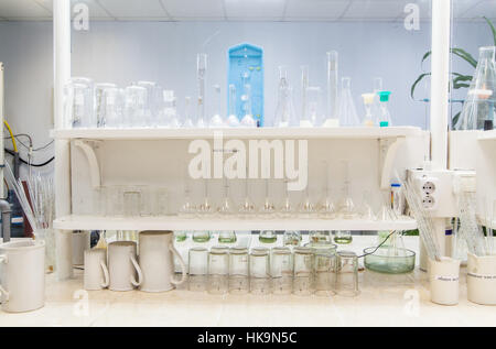 Équipement de laboratoire chimique du verre dans l'usine Banque D'Images