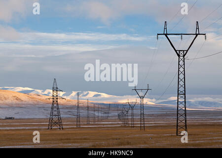 Les lignes de transport d'électricité en hiver, au coucher du soleil. Banque D'Images