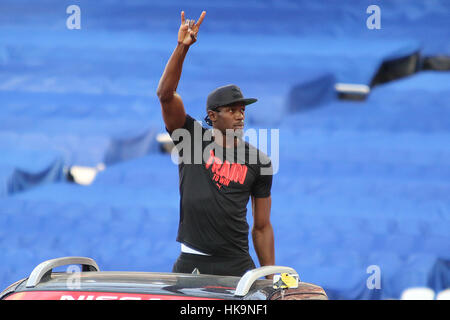 Usain Bolt de la Jamaïque d'être présentés à la foule avant le début de l'anniversaire 2016 Müller, stade olympique des Jeux de Londres, Stratford Banque D'Images