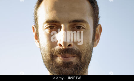 Cheerful homme sourit et hoche la tête avec des dents Banque D'Images