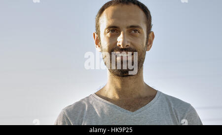 Cheerful homme sourit et hoche la tête avec des dents Banque D'Images