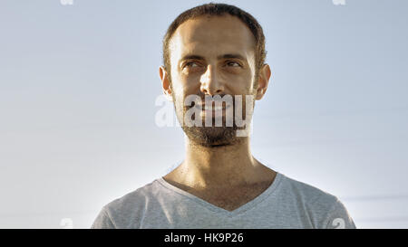 Cheerful homme sourit et hoche la tête avec des dents Banque D'Images