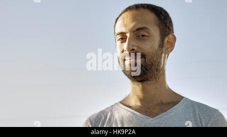 Cheerful homme sourit et hoche la tête avec des dents Banque D'Images