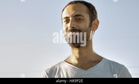 Cheerful homme sourit et hoche la tête avec des dents Banque D'Images