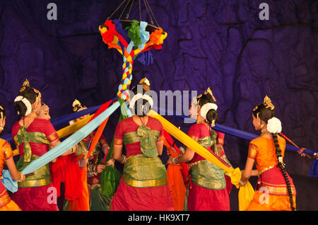 Danses classiques et traditionnels merveilleux et formations sont à l'expérience au cours de la danse-festival annuel à mahabalipuram, au sud de Chennai Banque D'Images