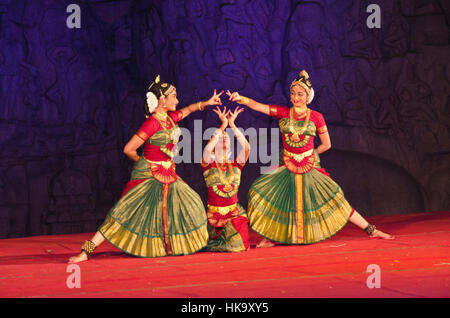 Danses classiques et traditionnels merveilleux et formations sont à l'expérience au cours de la danse-festival annuel à mahabalipuram, au sud de Chennai Banque D'Images