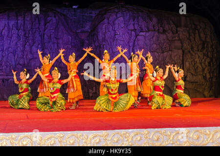 Danses classiques et traditionnels merveilleux et formations sont à l'expérience au cours de la danse-festival annuel à mahabalipuram, au sud de Chennai Banque D'Images