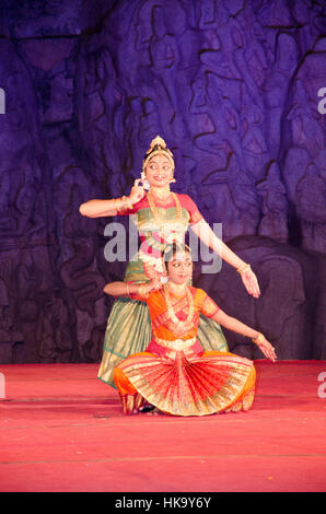 Danses classiques et traditionnels merveilleux et formations sont à l'expérience au cours de la danse-festival annuel à Mahabalipuram, au sud de Chennai Banque D'Images