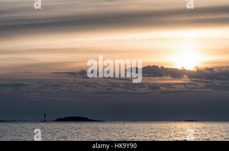 Coucher du soleil vu de l'île de Bylandet, Kirkkonummi, Finlande, Europe, UNION EUROPÉENNE Banque D'Images