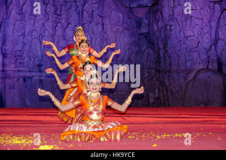 Danses classiques et traditionnels merveilleux et formations sont à l'expérience au cours de la danse-festival annuel à mahabalipuram, au sud de Chennai Banque D'Images