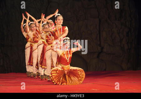 Danses classiques et traditionnels merveilleux et formations sont à l'expérience au cours de la danse-festival annuel à mahabalipuram, au sud de Chennai Banque D'Images