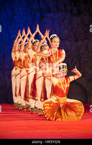 Danses classiques et traditionnels merveilleux et formations sont à l'expérience au cours de la danse-festival annuel à mahabalipuram, au sud de Chennai Banque D'Images