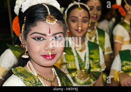 Danses classiques et traditionnels merveilleux et formations sont à l'expérience au cours de la danse-festival annuel à mahabalipuram, au sud de Chennai Banque D'Images