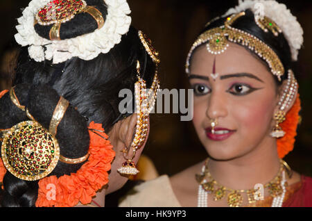 Danses classiques et traditionnels merveilleux et formations sont à l'expérience au cours de la danse-festival annuel à mahabalipuram, au sud de Chennai Banque D'Images