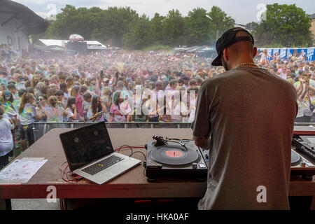 Un DJ anime des milliers de jeunes femmes et l'homme sur le festival Holi Banque D'Images