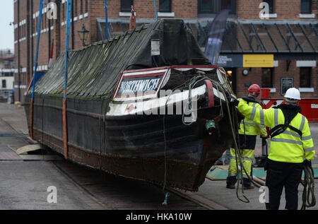 119-year-old 15-04 'Northwich' est amené de l'eau au quai de subir des travaux de conservation au niveau national Waterways Museum à Gloucester Docks. Banque D'Images