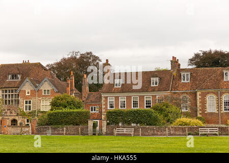 Salisbury, Royaume-Uni - Octobre 2016 : Parc de la cathédrale de Salisbury sur nuageux jour d'automne, en Angleterre Banque D'Images