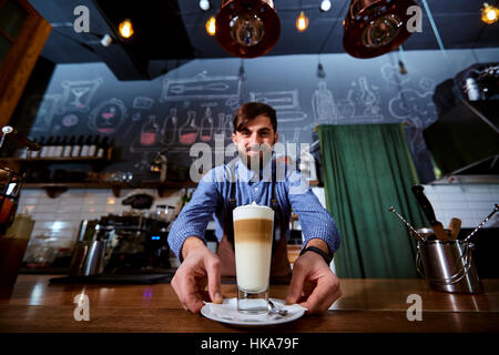 Barista Barman rendant uniforme café thé cocktails au bar, r Banque D'Images